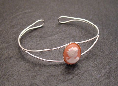 Armband aus Sterling Silber mit Cabochon in Rosa, Durchmesser 18 cm, verziert mit einem klassischen Camee-Design. Hersteller Juwelier Harnisch.