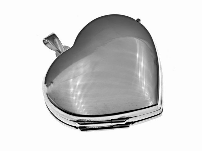 46916-0 Herz Medaillon aus Weißgold 333, poliert, für vier Fotos geeignet, Hersteller Juwelier Harnisch, elegantes und romantisches Design, ideal zum Aufbewahren persönlicher Erinnerungen.