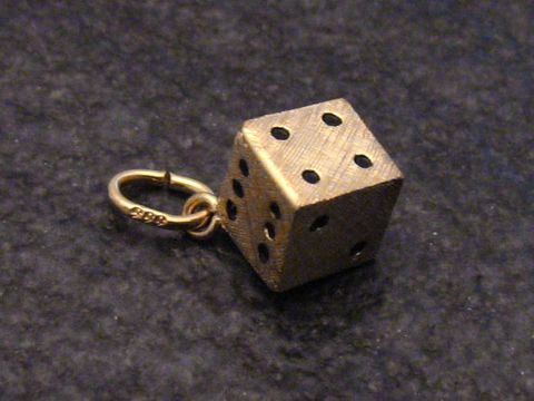 Ein goldfarbener Würfel-Anhänger mit sechs Seiten und schwarzen Punkten, ideal für Gesellschaftsspiele, vom Hersteller Juwelier Harnisch. Perfekt für Spiel-Fans.