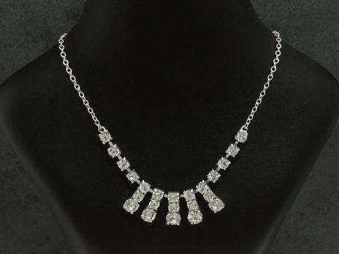 Strass Collier Kette in mystischem Design aus Sterling Silber mit silberfarbenen Strasssteinen, Länge 38-45 cm, elegant auf einer Schmuckpuppe präsentiert. Hersteller Juwelier Harnisch.