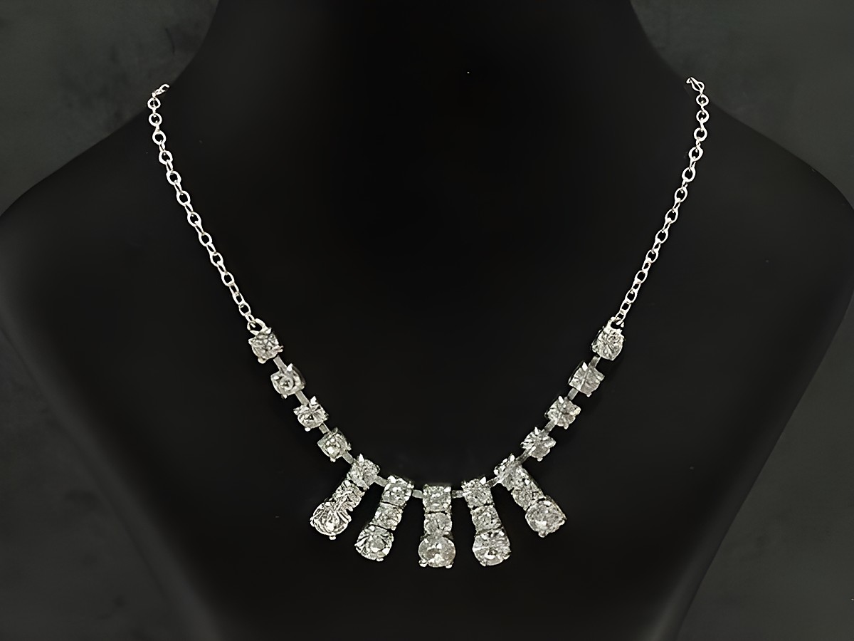 Strass Collier Kette in mystischem Design aus Sterling Silber mit silberfarbenen Strasssteinen, Länge 38-45 cm, elegant auf einer Schmuckpuppe präsentiert. Hersteller Juwelier Harnisch.