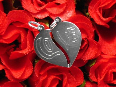31975-0 Herz Partneranhänger aus Silber, teilt sich in zwei Hälften, mit feiner Liniengravur, umgeben von roten Rosen, symbolisiert Freundschaft und Verbundenheit, Hersteller Juwelier Harnisch.