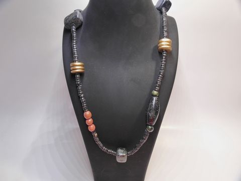 Bunte Holzkette von Juwelier Harnisch, 90 cm lang, mit verschiedenen Holzperlen und Dekorationselementen, idealer Schmuck für jedes Outfit, Multiform-Design mit 48 mm Perlen.