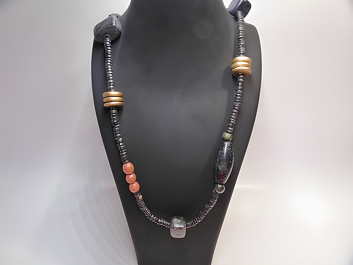 Bunte Holzkette von Juwelier Harnisch, 90 cm lang, mit verschiedenen Holzperlen und Dekorationselementen, idealer Schmuck für jedes Outfit, Multiform-Design mit 48 mm Perlen.