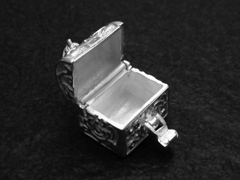 Medaillon Schatztruhe aus 925 Sterling Silber mit filigranen Ornamenten, vom Juwelier Harnisch, in besonderer Form, ideal als individuelles Schmuckstück oder Geschenk.