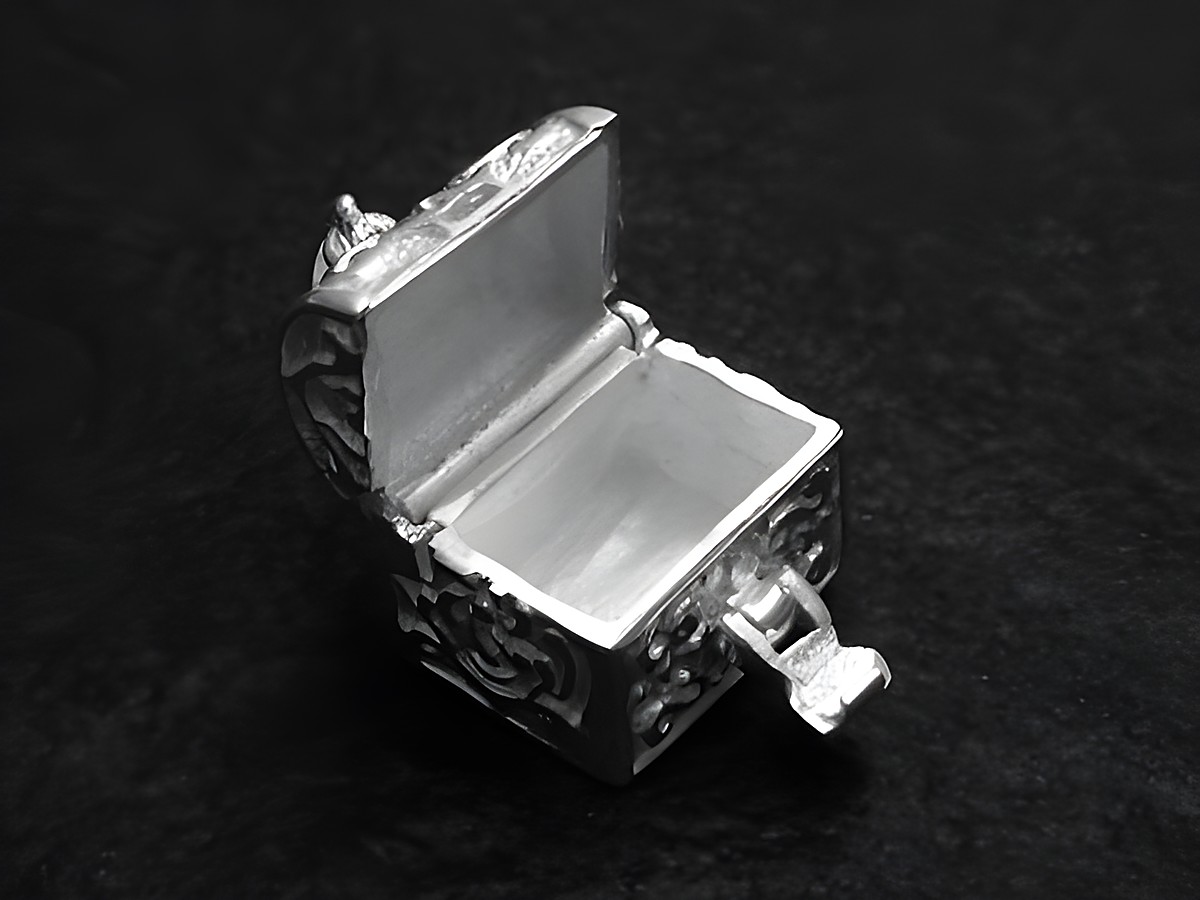 Medaillon Schatztruhe aus 925 Sterling Silber mit filigranen Ornamenten, vom Juwelier Harnisch, in besonderer Form, ideal als individuelles Schmuckstück oder Geschenk. – Ansicht 2