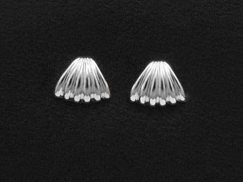 Silberne Ohrstecker rhodiniert, sehr elegant, Hersteller Juwelier Harnisch, im schlichten Design ohne Stein, ideal für jeden Anlass und als modisches Accessoire.