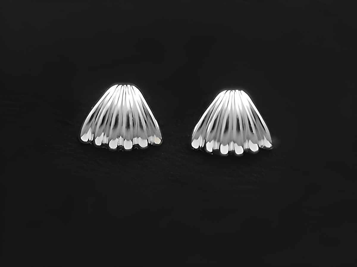 Silberne Ohrstecker rhodiniert, sehr elegant, Hersteller Juwelier Harnisch, im schlichten Design ohne Stein, ideal für jeden Anlass und als modisches Accessoire.