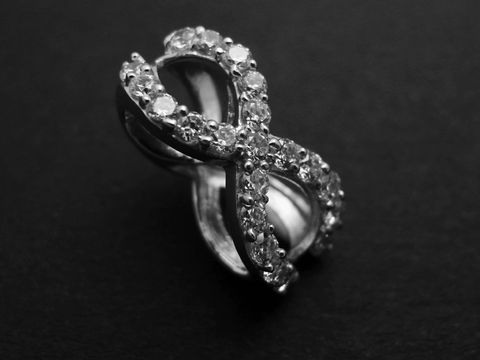 Endless Anhänger aus rhodiniertem Sterling Silber mit traumhaftem Design und funkelndem Zirkonia, hergestellt von Juwelier Harnisch, ideal als edles Accessoire.