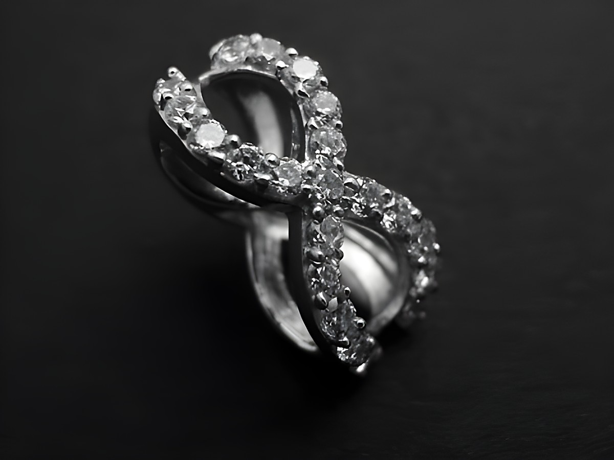 Endless Anhänger aus rhodiniertem Sterling Silber mit traumhaftem Design und funkelndem Zirkonia, hergestellt von Juwelier Harnisch, ideal als edles Accessoire.