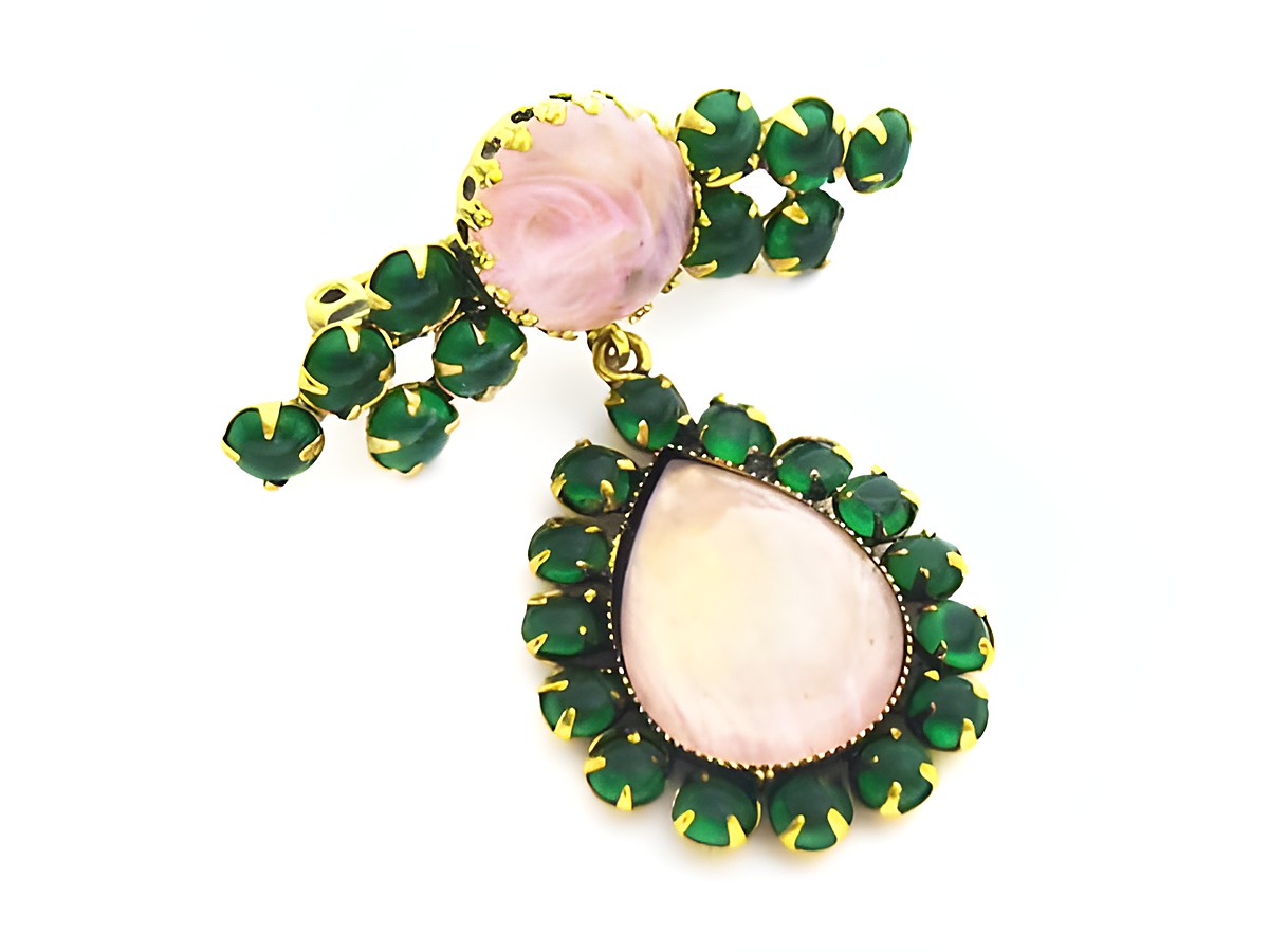 Strass Brosche nostalgisch in Grün-Rosa gefasst, Hersteller Juwelier Harnisch, mit eleganten Anhängern und funkelnden Strasssteinen, weitere Farben erhältlich.