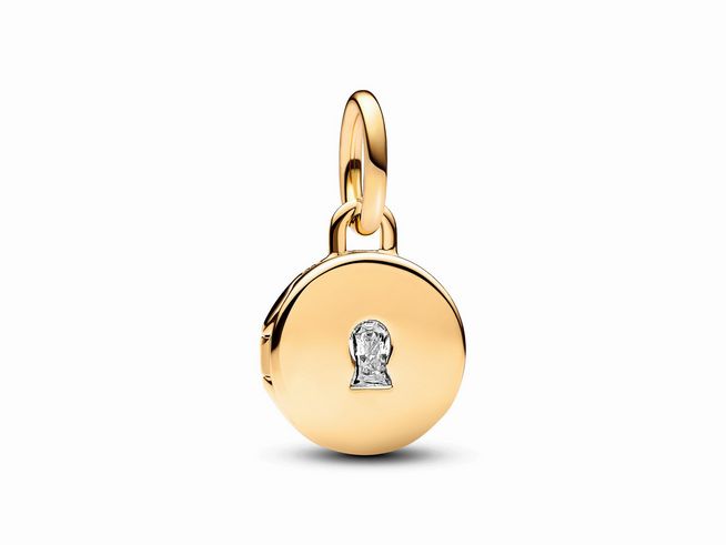Auf dem Bild ist ein aufklappbares Liebesmedaillon Charm-Anhänger von Pandora in gelbgold vergoldet zu sehen, verziert mit klarem Zirkonia und einem besonderen Schloss-Design.