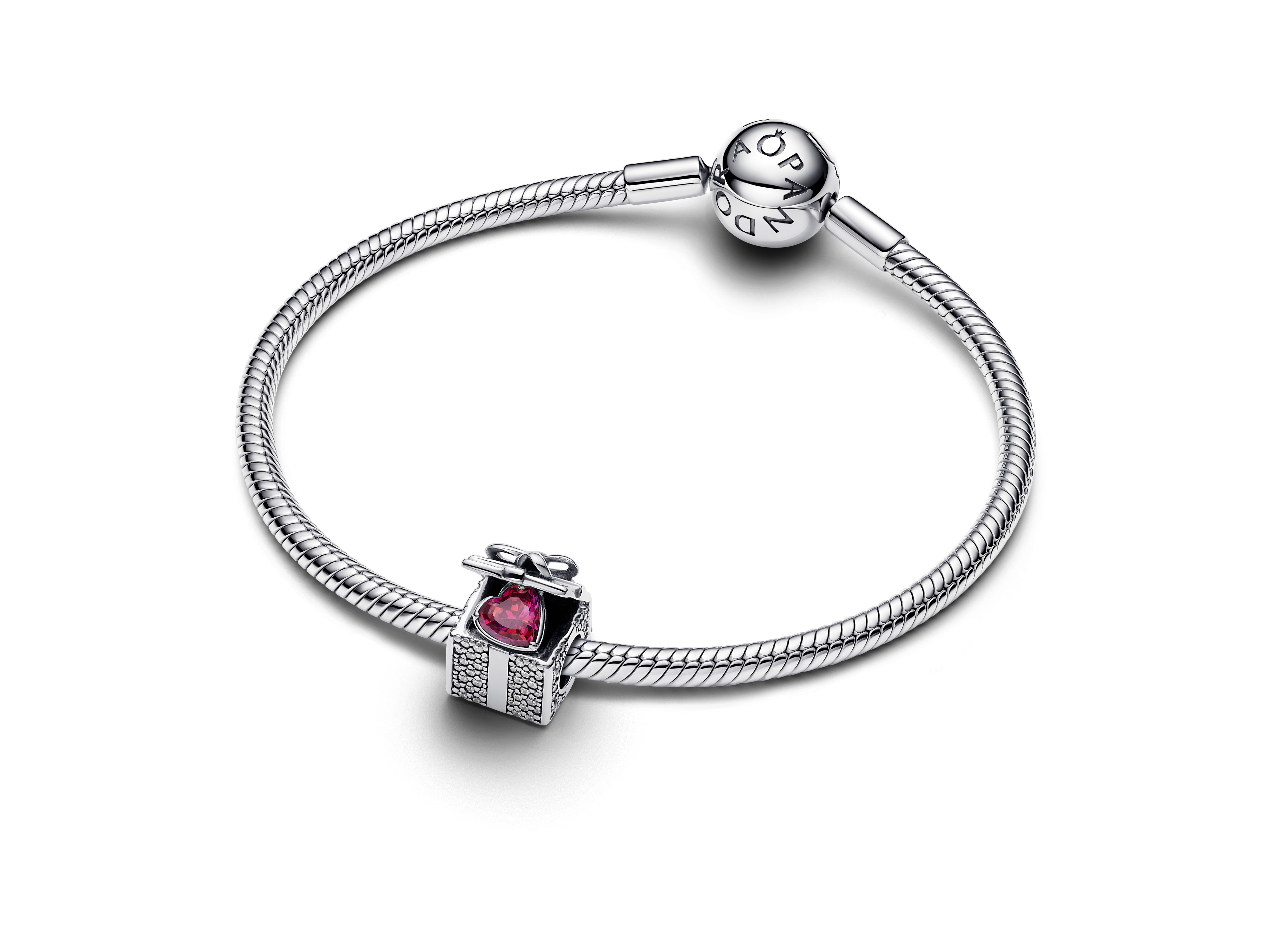 Silberne Pandora Charm Geschenkbox mit klarem und rotem Zirkonia sowie Emaille auf einem Armband aus Silber, elegant und perfekt für besondere Anlässe.