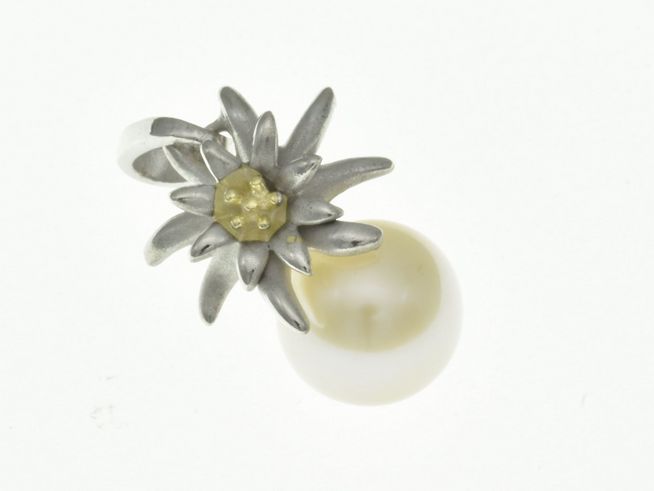 Edelweiß Süßwasserperle Anhänger aus Sterling Silber Bicolor rhodiniert mit filigraner Edelweiß-Blüte und strahlender Perle, Hersteller Juwelier Harnisch.