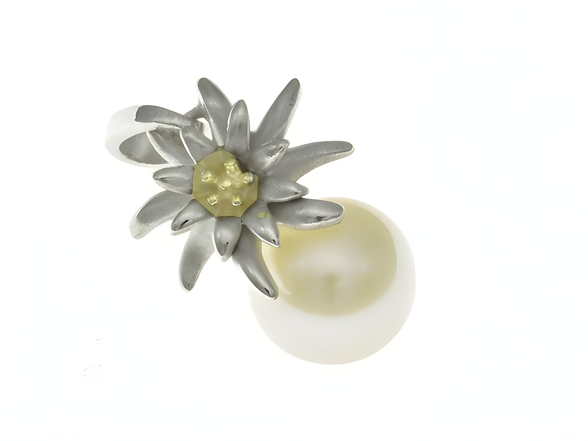 Edelweiß Süßwasserperle Anhänger aus Sterling Silber Bicolor rhodiniert mit filigraner Edelweiß-Blüte und strahlender Perle, Hersteller Juwelier Harnisch.