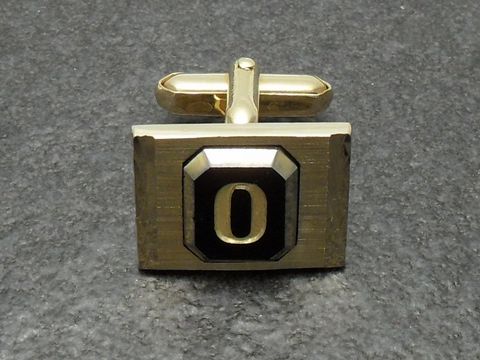 Vergoldete Manschettenknöpfe mit der Initiale O, aus dem Hause Juwelier Harnisch, elegant und stilvoll, ideal für besondere Anlässe oder als modisches Accessoire.