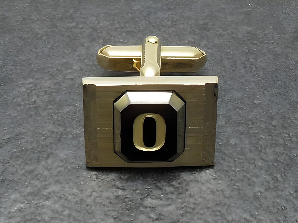 Vergoldete Manschettenknöpfe mit der Initiale O, aus dem Hause Juwelier Harnisch, elegant und stilvoll, ideal für besondere Anlässe oder als modisches Accessoire.