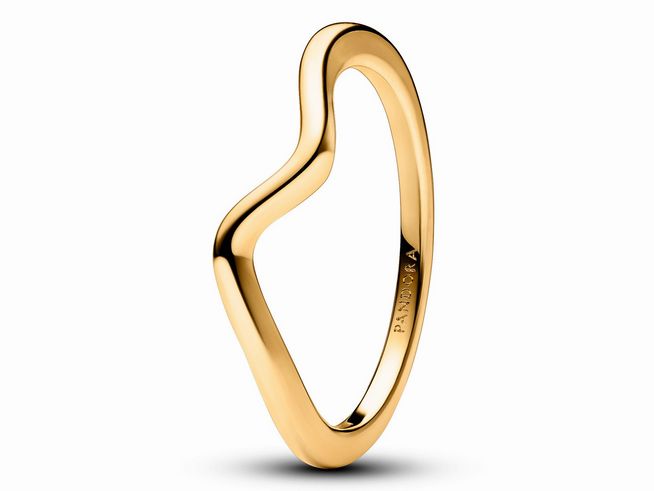 163095060-0 Ein polierter Welle Ring von Pandora aus vergoldetem Gelbgold in Größe 60 zeigt eine elegante, geschwungene Form mit einem modernen Design.