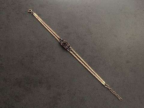 Strass Armband in stilvollem Lila mit goldfarbenen Akzenten, Größe 19-21 cm, von Juwelier Harnisch, ideal für elegante Anlässe, passt perfekt zu Armreifen und anderen Armbändern.