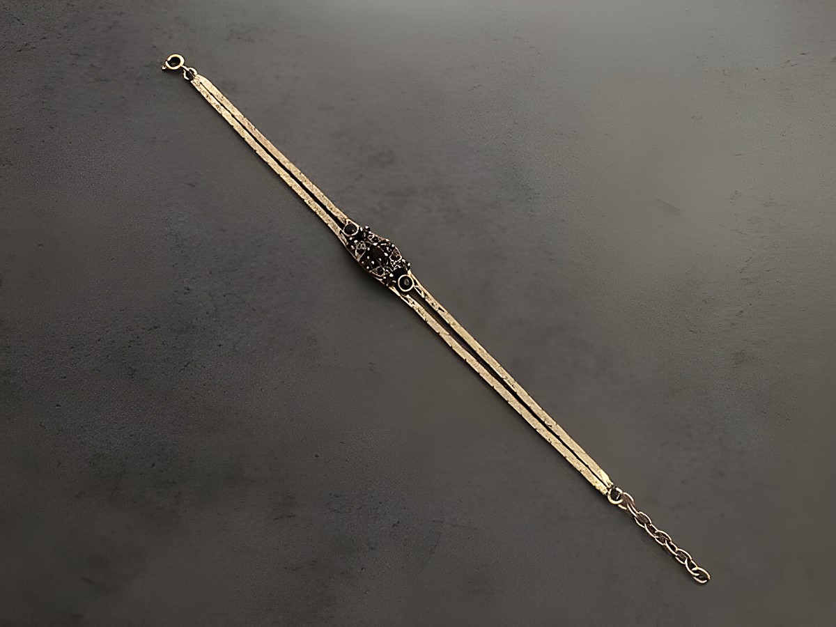 Strass Armband in stilvollem Lila mit goldfarbenen Akzenten, Größe 19-21 cm, von Juwelier Harnisch, ideal für elegante Anlässe, passt perfekt zu Armreifen und anderen Armbändern. – Ansicht 2