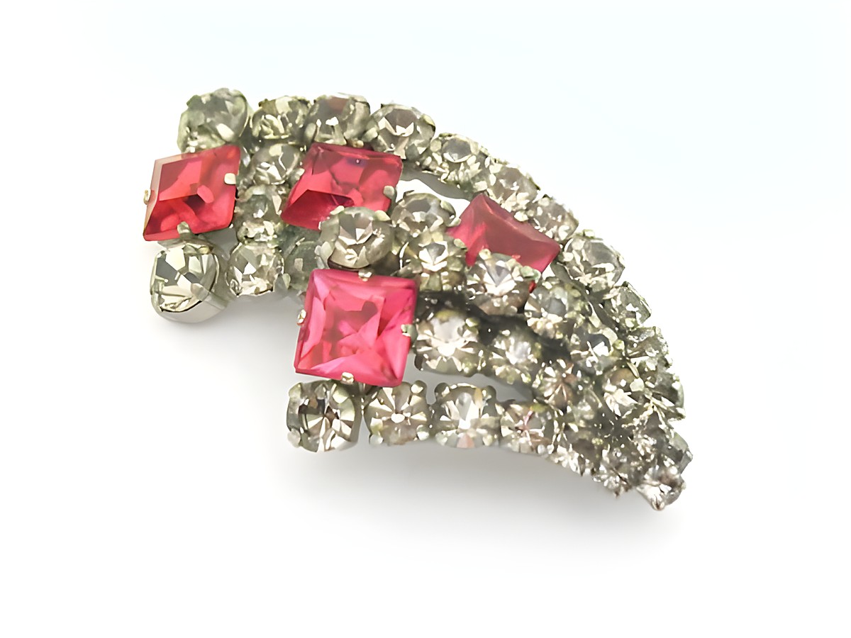 Weiß rosa Brosche im Sexy City Look, Einzelstück von Juwelier Harnisch, verziert mit Strasssteinen in klar und pink, ein elegantes Accessoire für jeden Anlass.