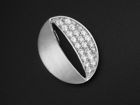 30574-0 Ovaler Anhänger aus 925 Sterling Silber, rhodiniert und funkelnd mit Zirkonia, hergestellt von Juwelier Harnisch, besonderes Design für elegante Akzente.