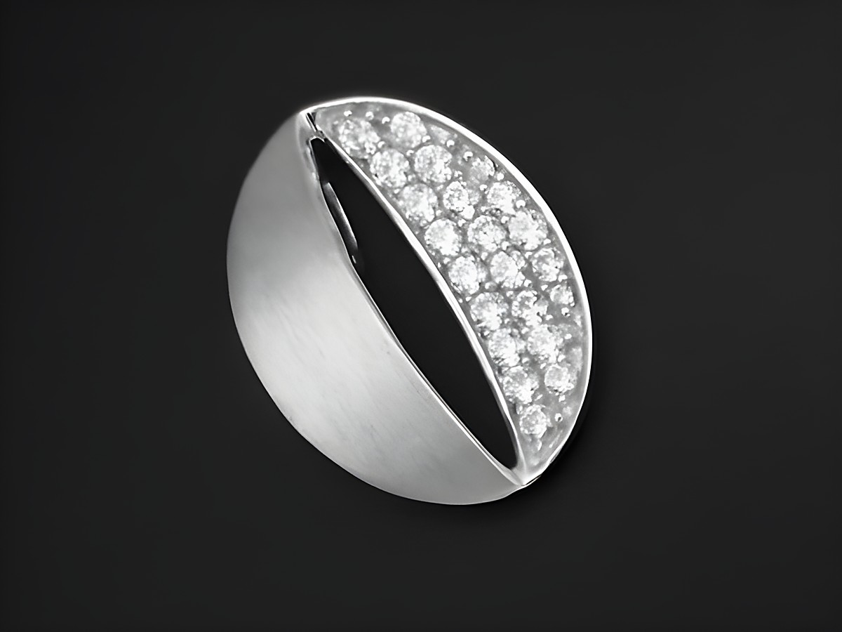 Ovaler Anhänger aus 925 Sterling Silber, rhodiniert und funkelnd mit Zirkonia, hergestellt von Juwelier Harnisch, besonderes Design für elegante Akzente.
