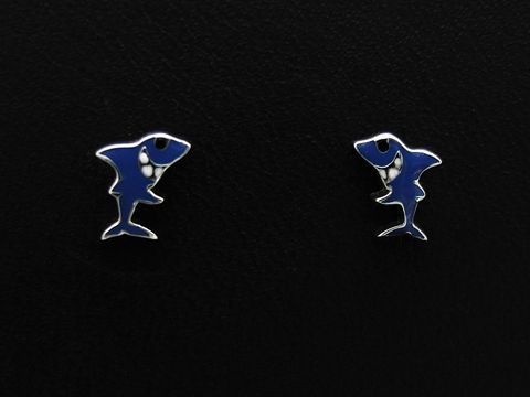 Silberne Ohrstecker in Form von Haifischen, rhodiniert, für Kinder, Hersteller Juwelier Harnisch, passend für den spielerischen und maritimen Look.