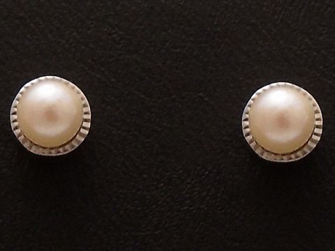 Ohrringe aus Weißgold 585 mit klassischem Design und Zuchtperlen, hergestellt von Juwelier Harnisch. Elegante und zeitlose Schmuckstücke für jeden Anlass.