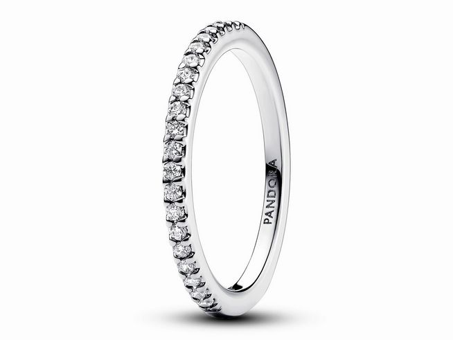 Funkelnder Band-Ring von Pandora aus Sterling Silber mit Zirkonia, Größe 58. Elegantes Design mit glitzernden Steinen, ideal für jeden Anlass.
