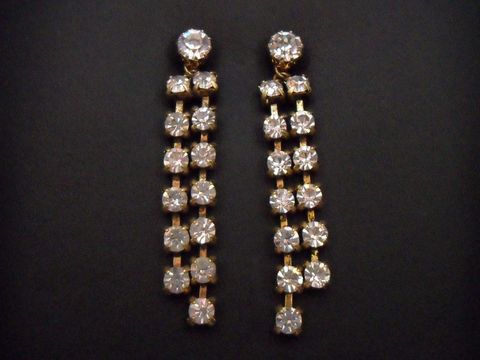 Elegante goldfarbene Ohrstecker mit Strass, Hersteller Juwelier Harnisch, in zeitlosem Design, perfekt für festliche Anlässe, glänzend und auffällig. Ideal als stilvolles Accessoire.