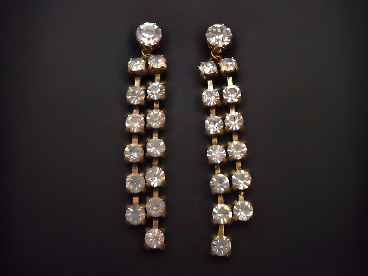 Elegante goldfarbene Ohrstecker mit Strass, Hersteller Juwelier Harnisch, in zeitlosem Design, perfekt für festliche Anlässe, glänzend und auffällig. Ideal als stilvolles Accessoire.