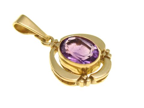 Amethyst Gold Anhänger in lila mit einem ovalen Amethyst von 16 mm, umgeben von goldener Fassung, hergestellt von Juwelier Harnisch. Ideal für stilvolle Akzente.