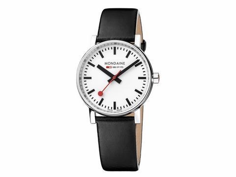 Mondaine Uhr MSE.35110.LBV evo2 aus Edelstahl poliert mit einem Durchmesser von 35 mm. Das Zifferblatt ist weiß, mit schwarzen Markierungen und einem roten Sekundenzeiger. Das Armband ist aus schwarzem Leder.