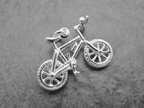 Fahrrad Anhänger aus Sterlingsilber, sportlich und detailreich gestaltet, ideal für Radliebhaber. Hersteller: Juwelier Harnisch, perfekt als Schmuckstück für sportliche Anlässe.
