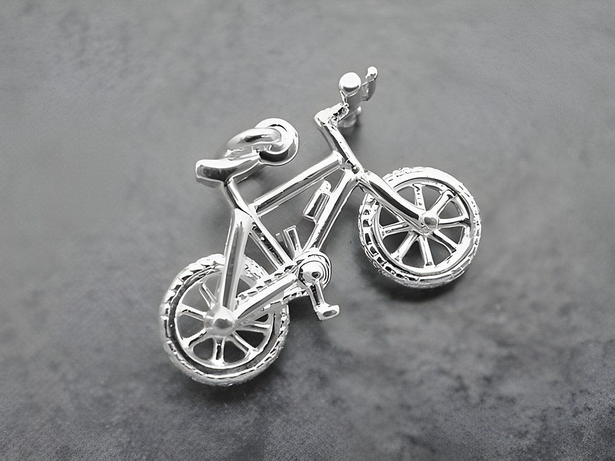 Fahrrad Anhänger aus Sterlingsilber, sportlich und detailreich gestaltet, ideal für Radliebhaber. Hersteller: Juwelier Harnisch, perfekt als Schmuckstück für sportliche Anlässe.