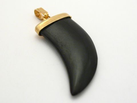 Zahn Fangzahn Onyx Anhänger in goldfarbener Fassung, hergestellt von Juwelier Harnisch, mit glattem Edelstein und edlem Design, ideal als Schmuckstück für besondere Anlässe.