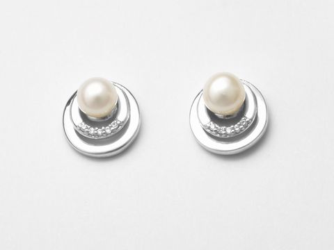 Silber Ohrringe aus Sterling Silber mit traumhaften Zirkonia und Süßwasser Zuchtperlen, designed von Juwelier Harnisch, elegant und schick für jeden Anlass.