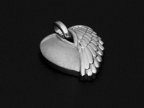 Herz mit Flügel Anhänger aus 925 Sterling Silber, rhodiniert und teilmattiert, Hersteller Juwelier Harnisch, flach und elegant gestaltet für einen zeitlosen Look.