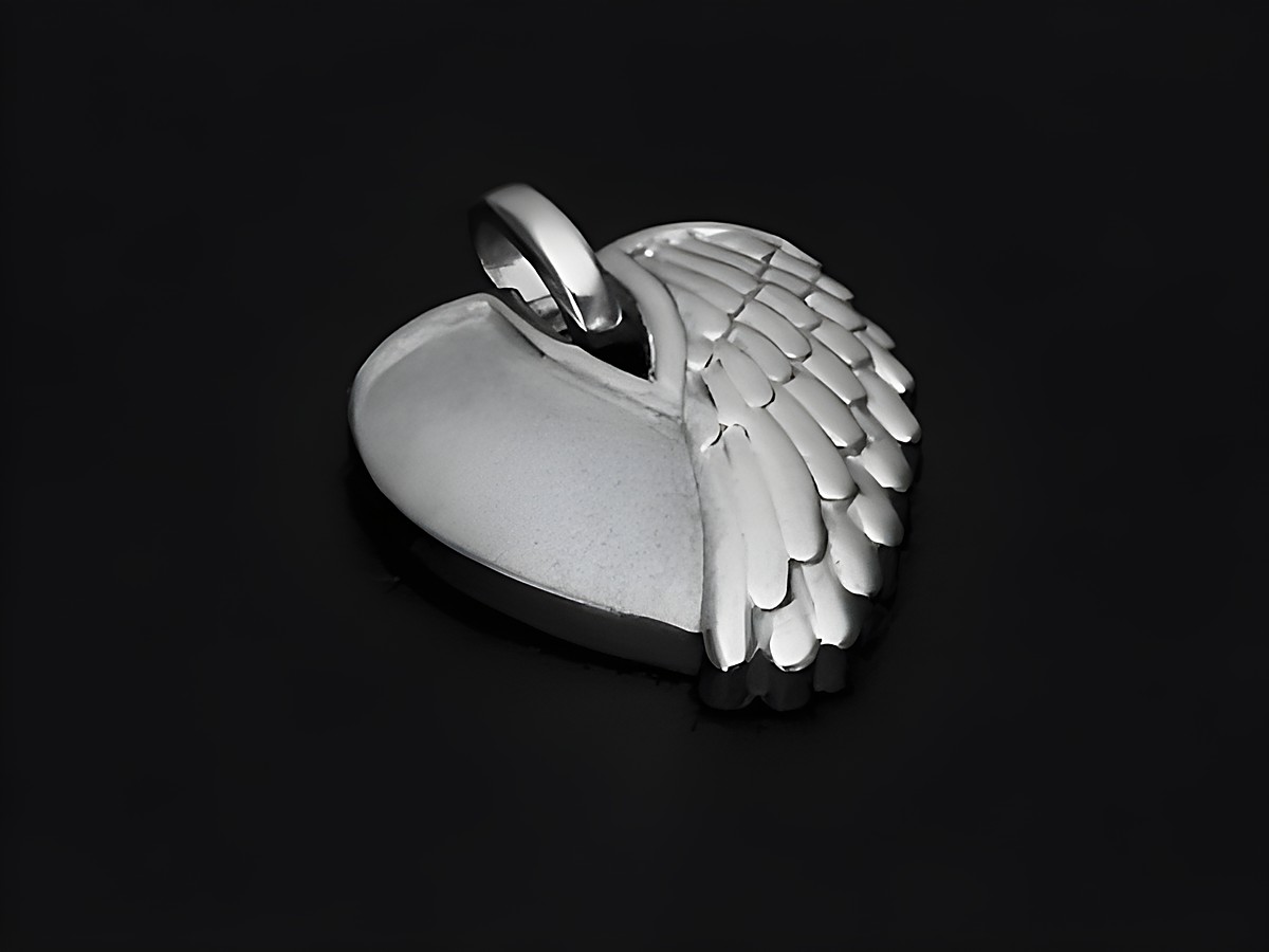 Herz mit Flügel Anhänger aus 925 Sterling Silber, rhodiniert und teilmattiert, Hersteller Juwelier Harnisch, flach und elegant gestaltet für einen zeitlosen Look.