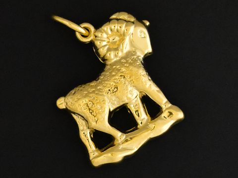 Widder Anhänger aus Gold 333 im plastischen 3D-Design, hergestellt von Juwelier Harnisch, symbolisiert das Sternzeichen Widder. Ideal als Schmuckstück oder Geschenk.