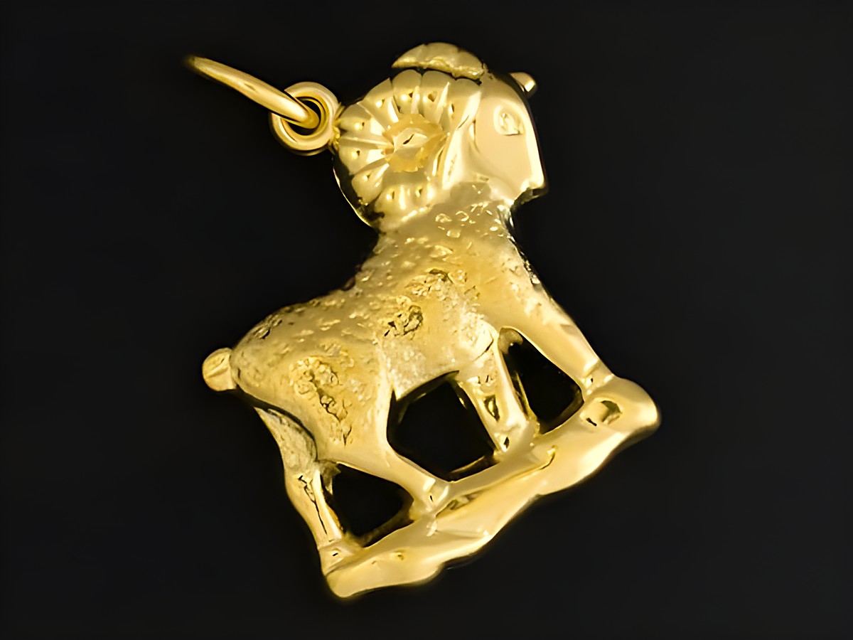 Widder Anhänger aus Gold 333 im plastischen 3D-Design, hergestellt von Juwelier Harnisch, symbolisiert das Sternzeichen Widder. Ideal als Schmuckstück oder Geschenk.