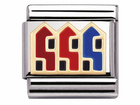 403024930-0 Emaillierte Bicolor-Figur mit einem Motiv von drei stilisierten Fischerhütten in rot, blau und gold auf einem silberfarbenen Untergrund, hergestellt von Nomination.