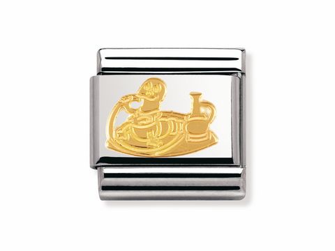 Die NOMINATION Classic Raupe 030149 20 aus dem Alice im Wunderland Design zeigt eine goldene Raupe, die auf einem Pilz sitzt und eine Pfeife raucht, kunstvoll umgesetzt auf einer silbernen Platte.
