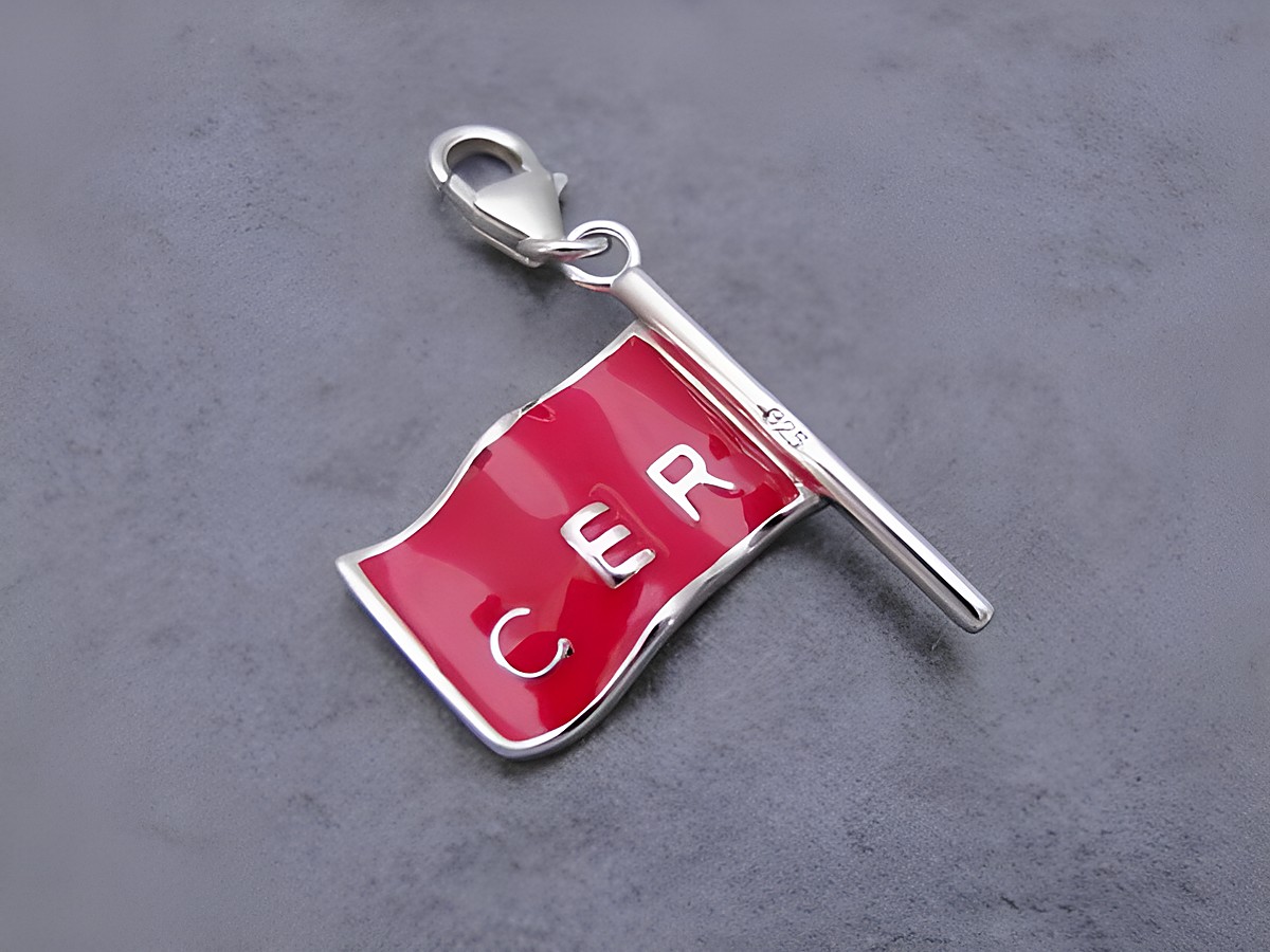 Silber Charms Anhänger in Form einer Deutschlandfahne in schwarz-rot-gold, Hersteller Juwelier Harnisch, ideal als Schmuckstück für patriotische Anlässe. – Ansicht 2
