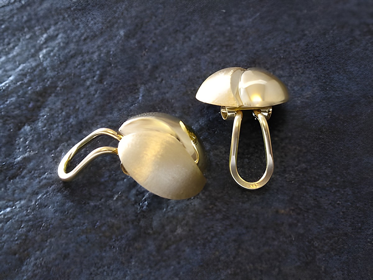 Ohrclip CLIP - Gold Ohrring mattiert und poliert 16 mm, Hersteller Juwelier Harnisch, elegantes Design in Gold, ideal für stilvolle Akzente. – Ansicht 2