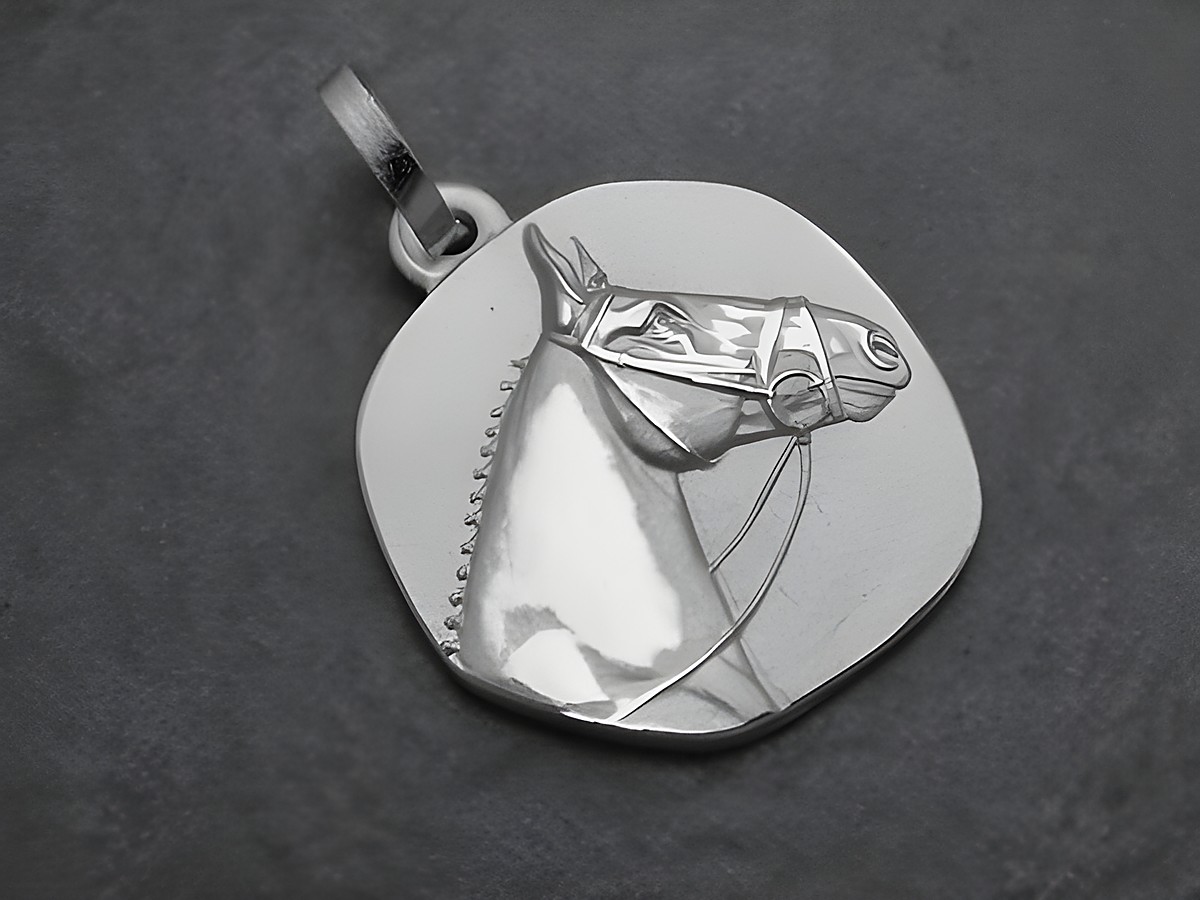 Anhänger mit einem Pferdekopf, gefertigt aus rhodiniertem Sterling Silber, ausdrucksstark und detailreich, hergestellt von Juwelier Harnisch, ideal für Tierliebhaber.