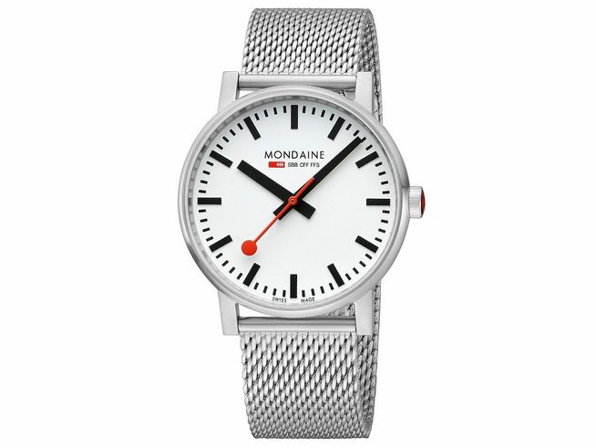 Mondaine Uhr evo2 MSE.43110.SJ mit einem 43 mm Gehäuse, weißem Ziffernblatt, schwarzen Ziffern und rotem Sekundenzeiger, ausgestattet mit einem eleganten Metall-Mesh-Armband.