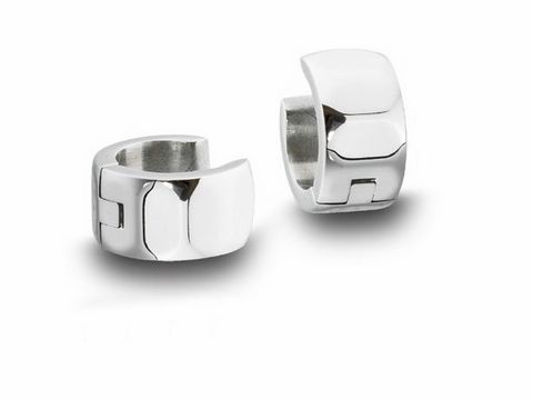 Edelstahl Creolen in silberfarben, geäuftet mit einer Breite von 6,9 mm und einem Durchmesser von 1,3 cm, hergestellt vom Juwelier Harnisch, ideal für eleganten Schmuck.
