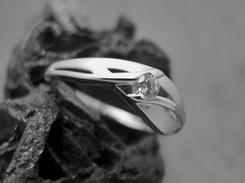 Verschlungener Silberring aus rhodiniertem Sterling Silber mit Zirkonia, Größe 50 bis 52, Hersteller Juwelier Harnisch. Elegantes Design und strahlender Glanz.